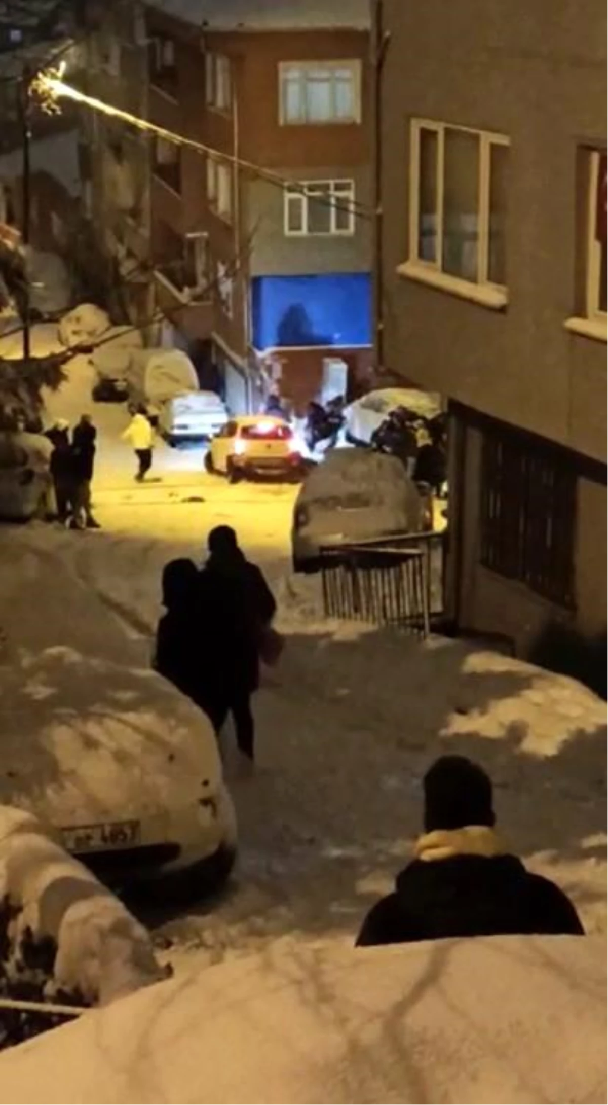İstanbul\'da feci kaza: Kayan otomobil sokakta yürüyenlere böyle çarptı