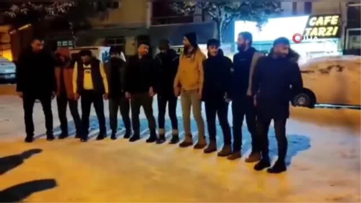 İstanbul\'da gençler karın keyfini halay çekerek çıkardı