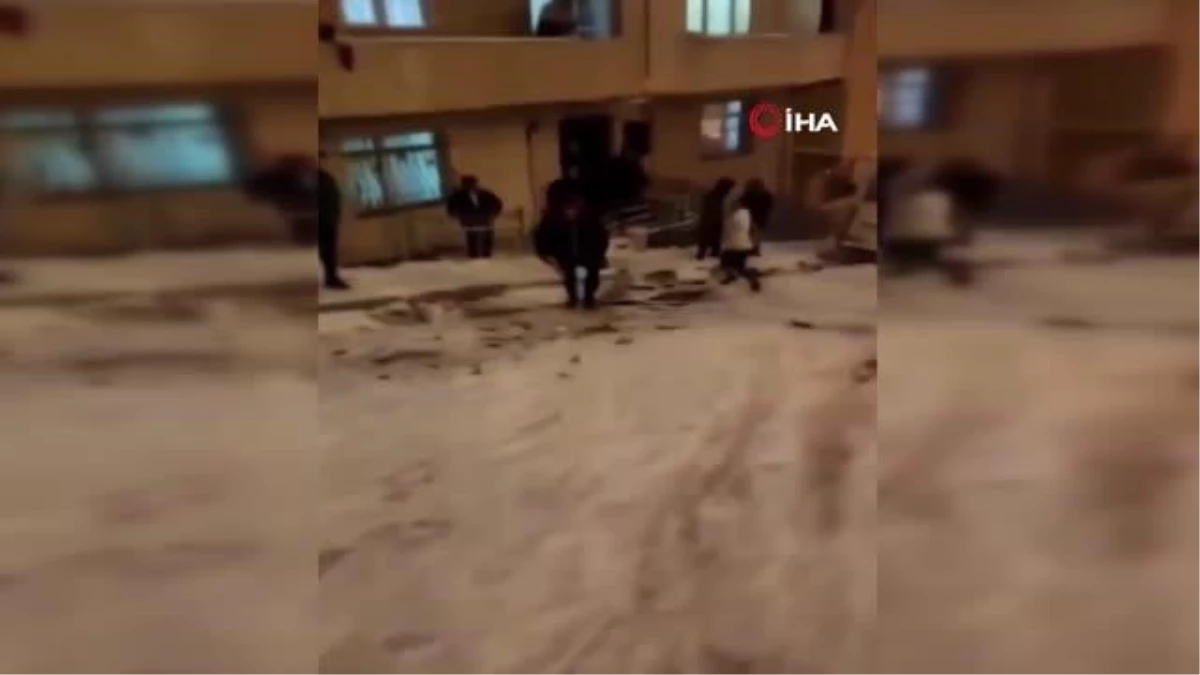İstanbul\'da kar etkili oldu, araçlar kaydı, yoldan çıktı