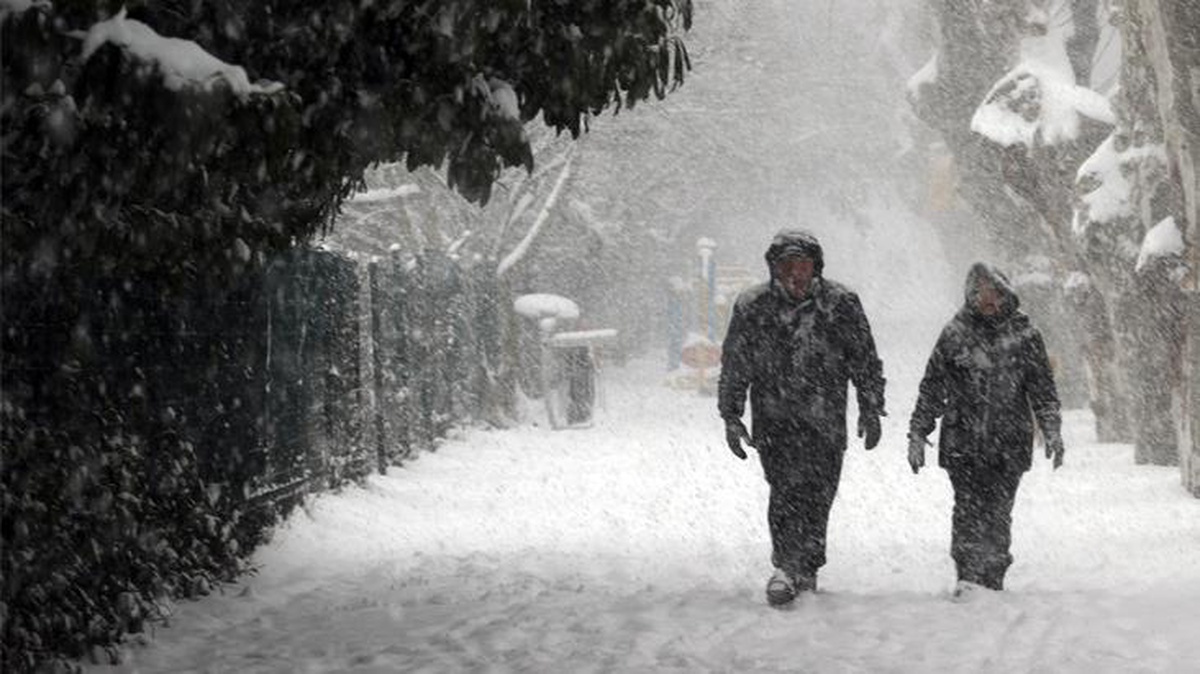 İstanbul güne bembeyaz karla başladı! Meteoroloji uyarılarına devam ediyor