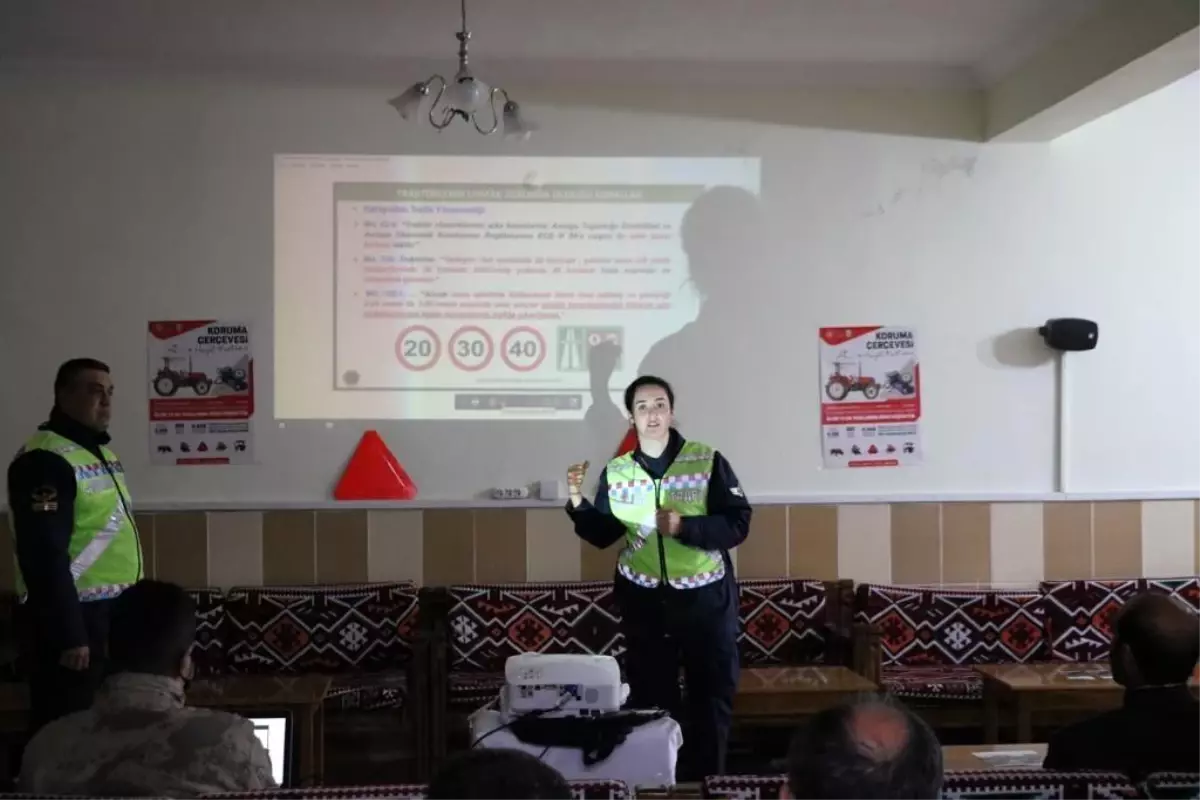 Elazığ'da jandarma traktör sürücülerine eğitim verdi