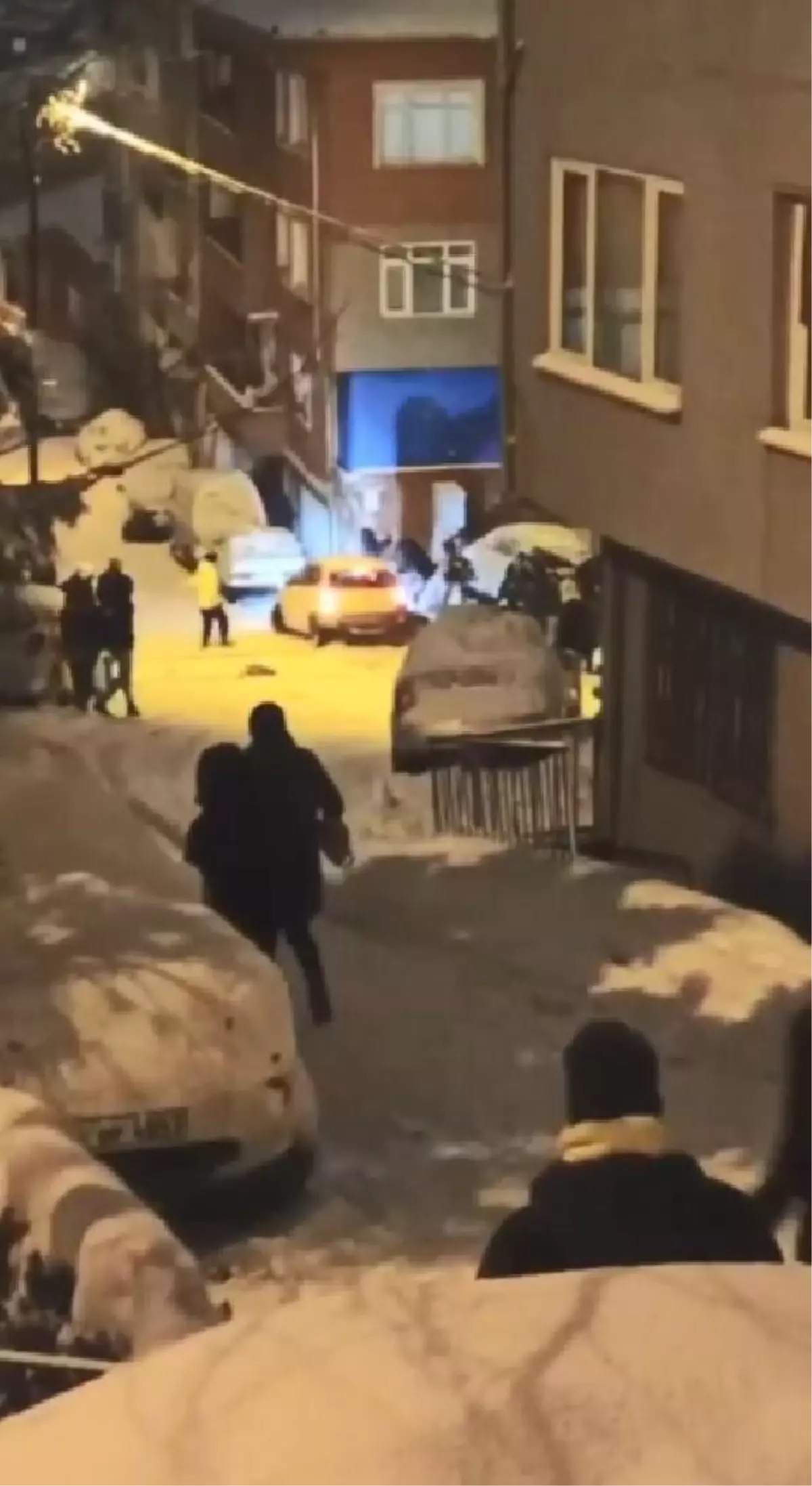 KAĞITHANE\'DE KAYAN OTOMOBİL SOKAKTA YÜRÜYENLERE BÖYLE ÇARPTI