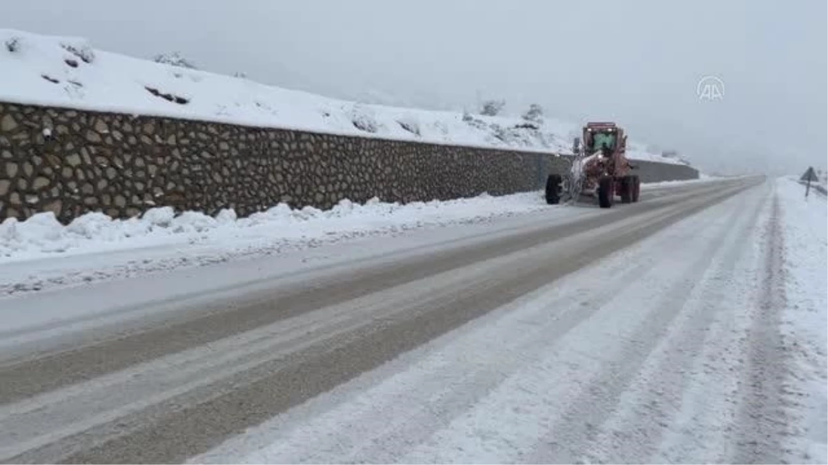 Kar yağışı nedeniyle 21 mahallenin yolu ulaşıma kapandı