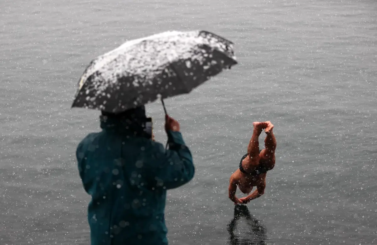 Kara aldırış etmeden kendilerini Marmara'nın serin sularına bıraktılar