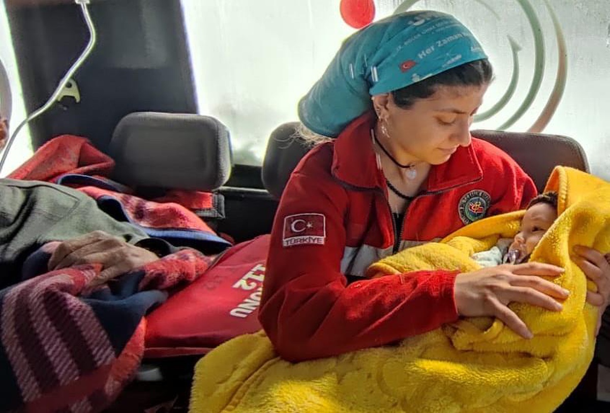 Karla kaplı köylerde hastalanan bebeklerin yardımına AFAD ve UMKE koştu