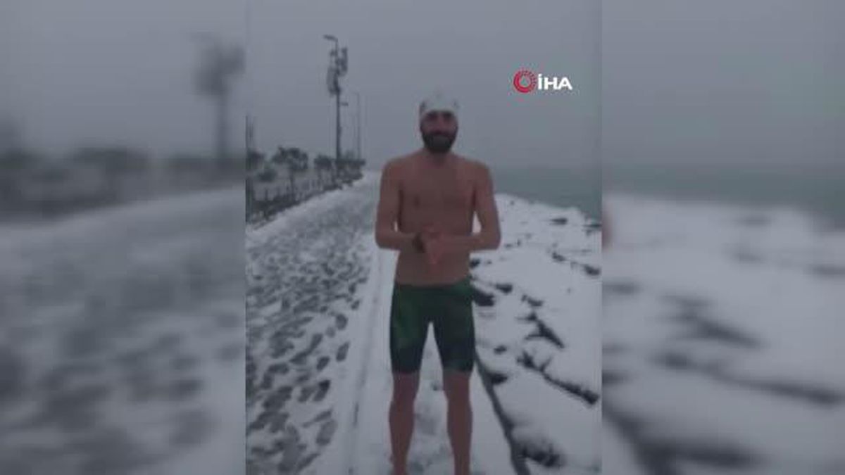 Karların üzerine yatıp denize girdi