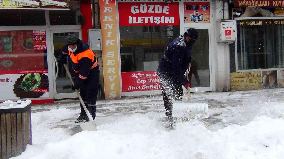 Kars\'ta kaldırımların karı temizleniyor