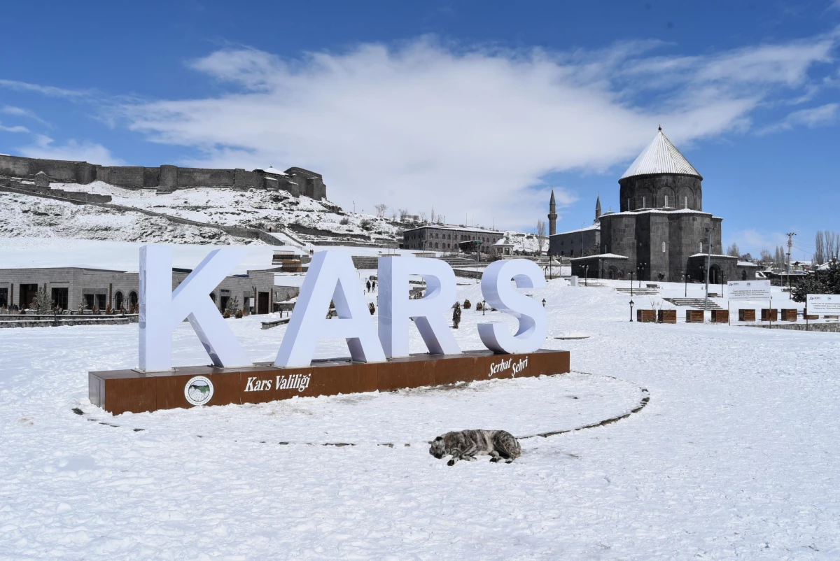 Kars\'ta tarihi mekanlar beyaza büründü