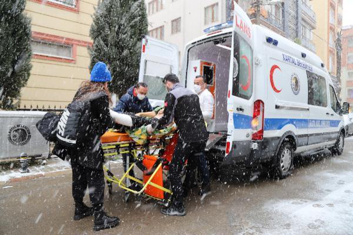 Kartal Belediyesi Hasta Nakil Ambulansı kar yağışında da çalışmalarını sürdürüyor