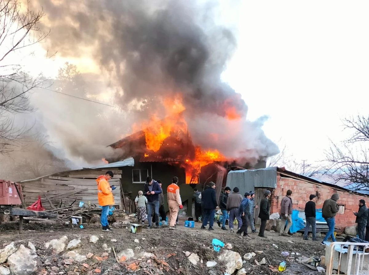 Kastamonu\'da 2 katlı ev yandı