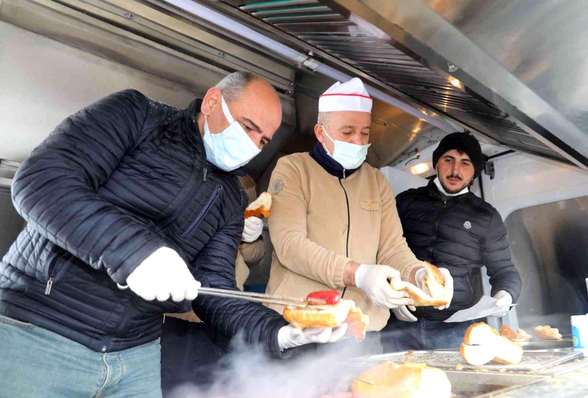 Körfez\'de kar keyfi yapanlara sucuk ekmek ikram edildi