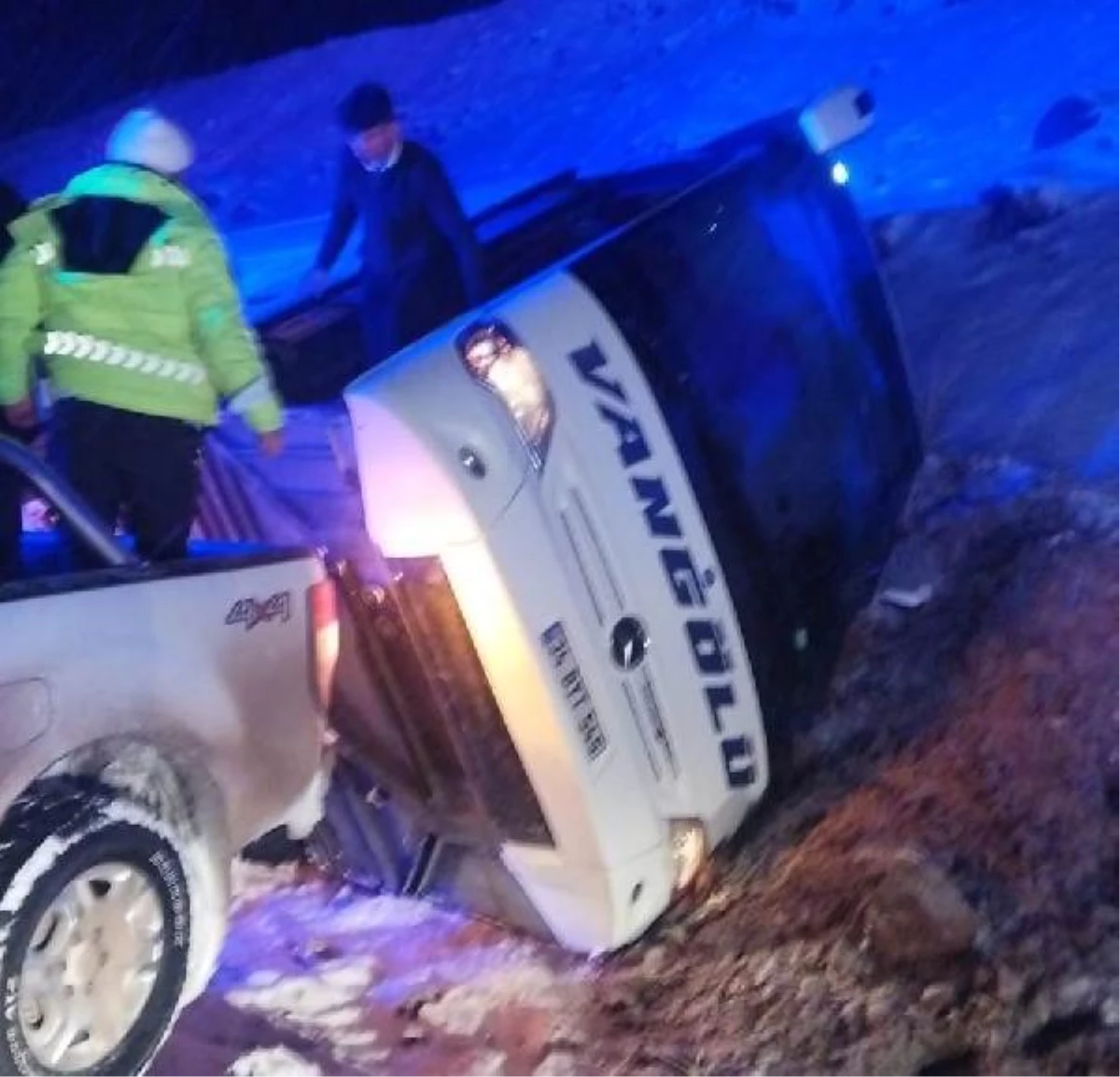 MALATYA'DA YOLCU OTOBÜSÜ DEVRİLDİ 3 YARALI