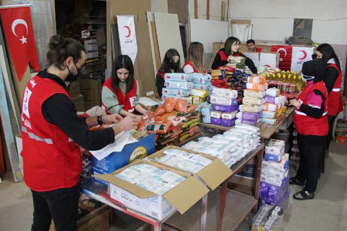 Manisa\'da esnaf 100 aileye gıda kolisi bağışında bulundu