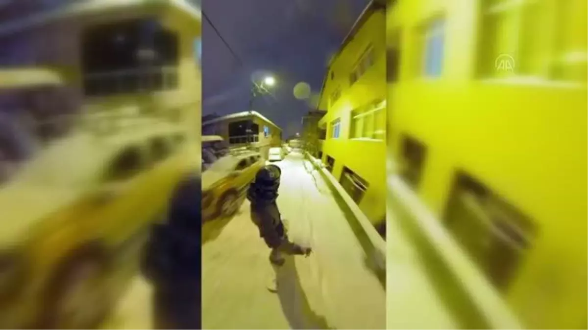 Üsküdar'da karla kaplı sokakta snowboard keyfi