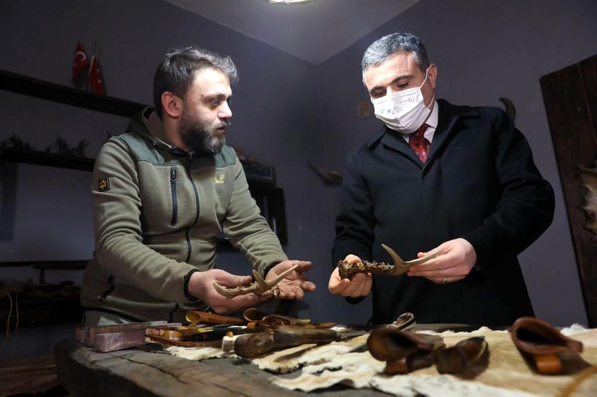 Vali Atay, Altınışık tarafından işlenen bıçakları inceledi