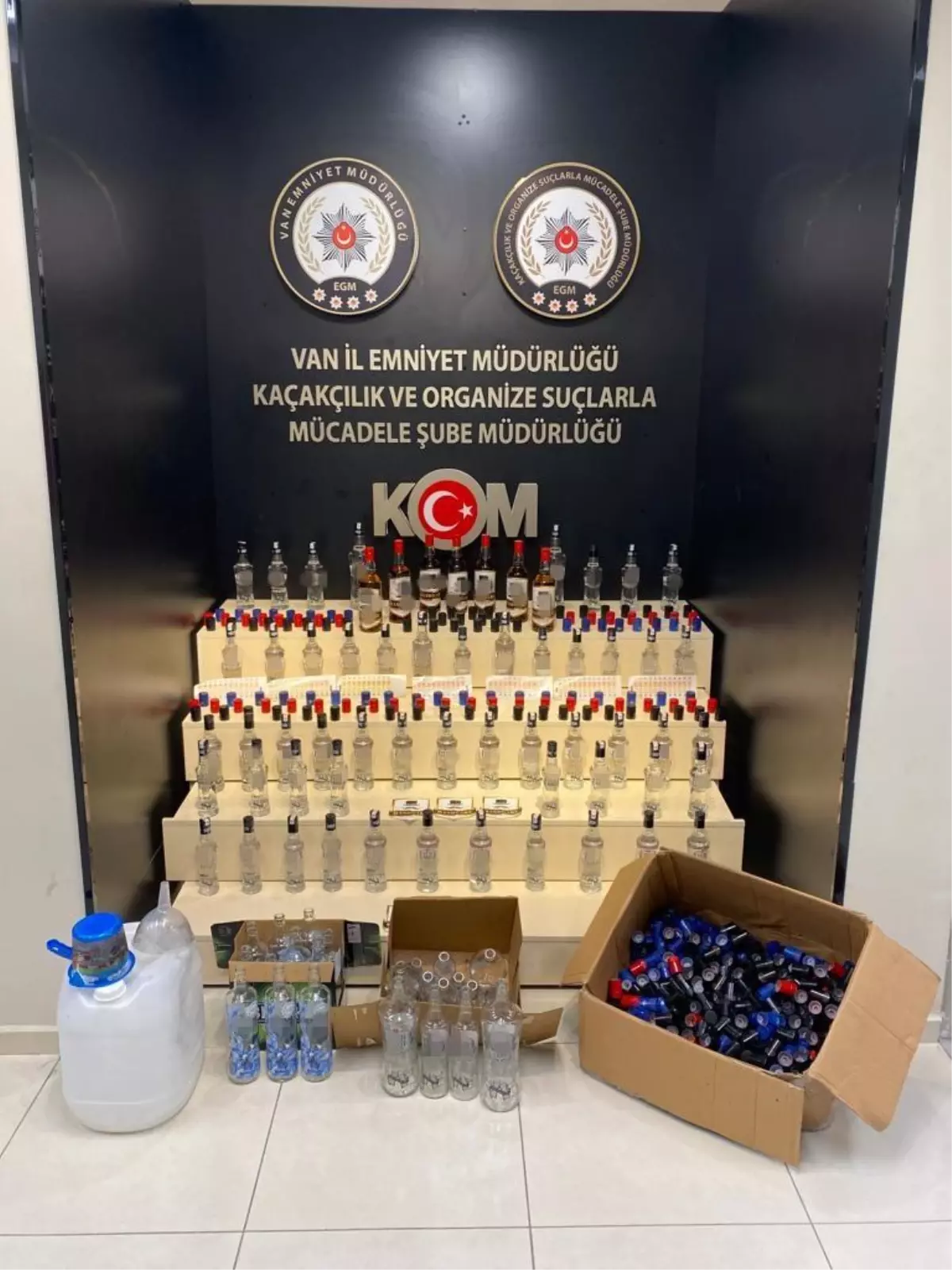 Van'da sahte 60 şişe alkollü içki ele geçirildi