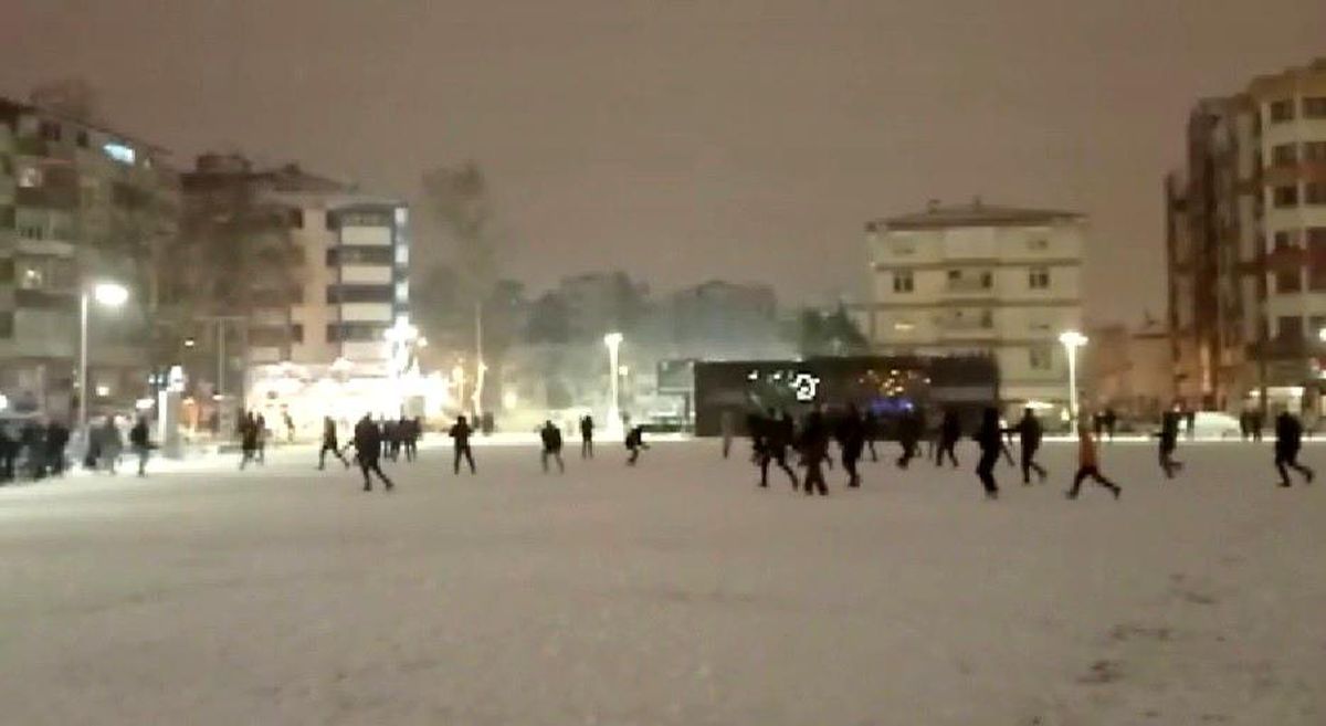 Yaklaşık 200 kişi aynı anda kar topu oynadı