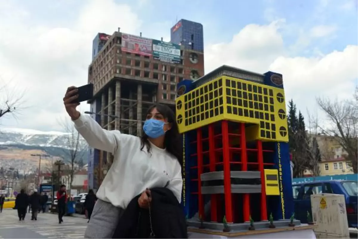 YIKIMINA BAŞLANAN \'DÜNYANIN EN SAÇMA BİNASI\'NIN PASTADAN MAKETİNİ YAPTILAR