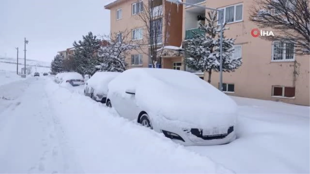 Ahlat\'ta yoğun kar yağışı... Tüm köy yolları ulaşıma kapandı, eğitime 1 gün ara verildi