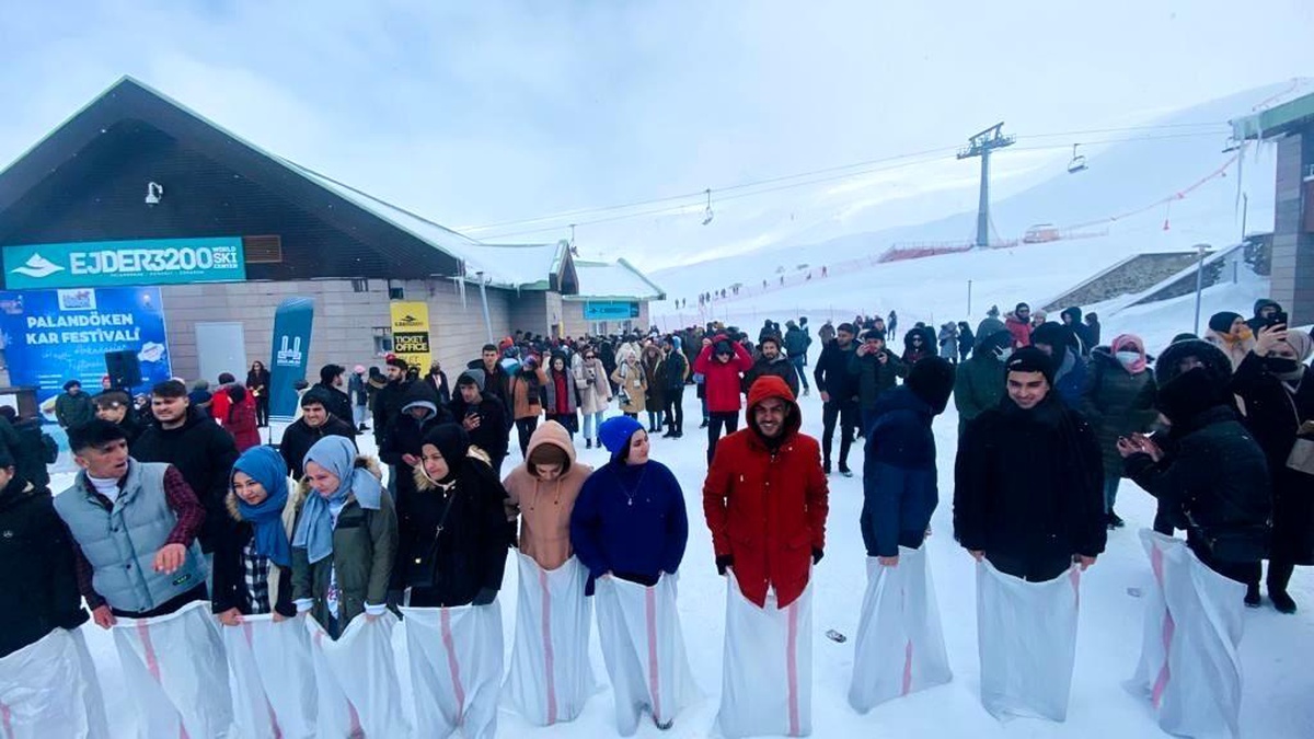 AK Gençlik\'ten Palandöken\'de kar festivali