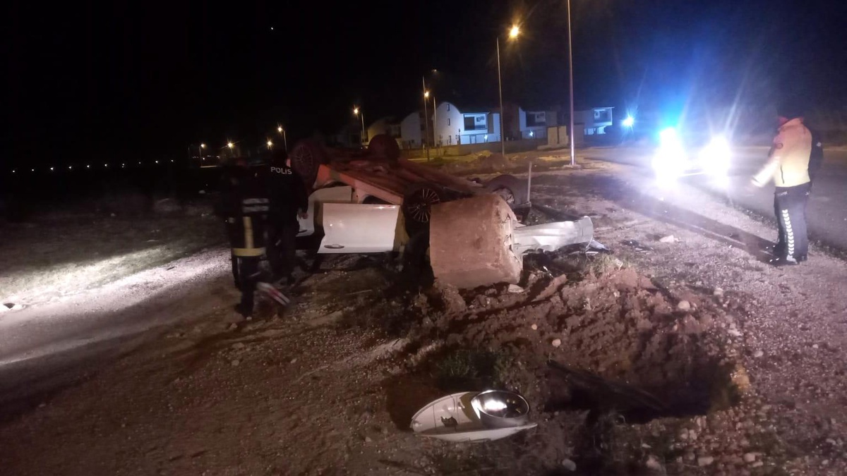 Antalya\'da kaza sonrası sıkışan sürücüyü itfaiye kurtardı