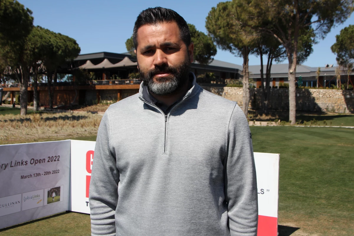 Antalya\'daki turnuvada sporcular, 100 yıllık ekipmanlarla golf oynadı