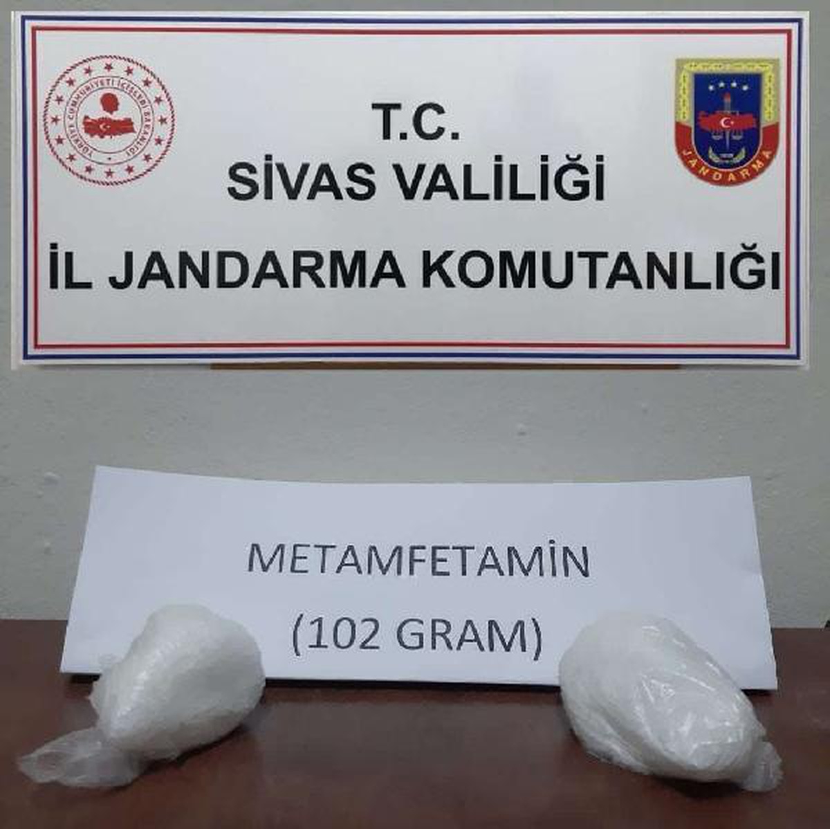 Aracın motor bölümünden uyuşturucu çıkınca gözaltına alındılar