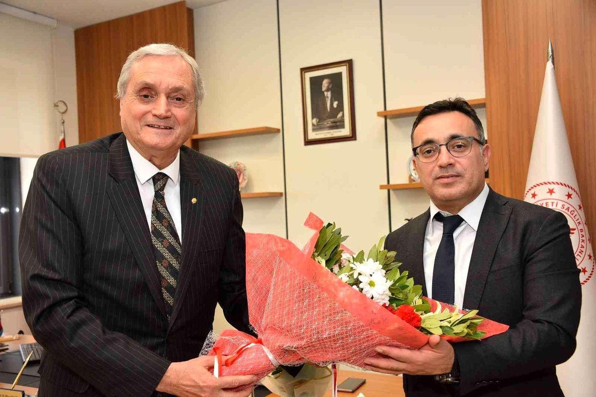 Başkan Bakkalcıoğlu\'ndan sağlık çalışanlarına çiçekli kutlama