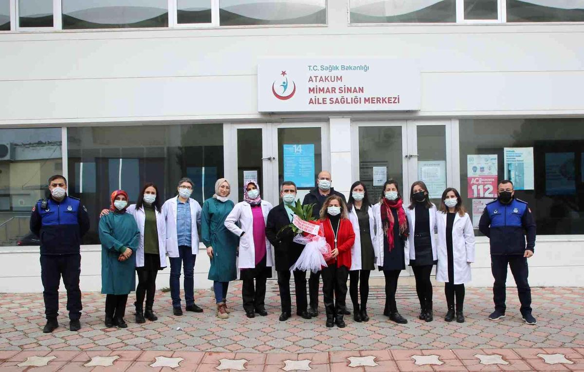 Başkan Deveci'den sağlıkçılara çiçek jesti