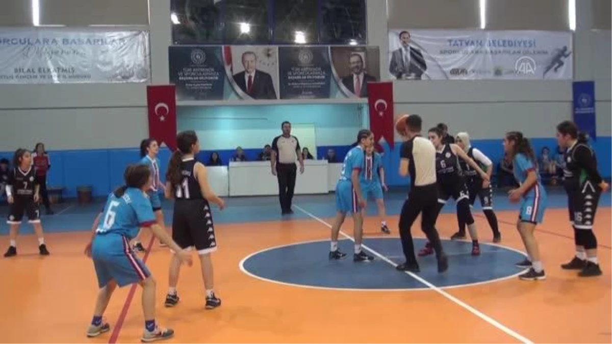 "Basketbol Gençler B Kategorisi Grup Yarışmaları" Tatvan\'da başladı