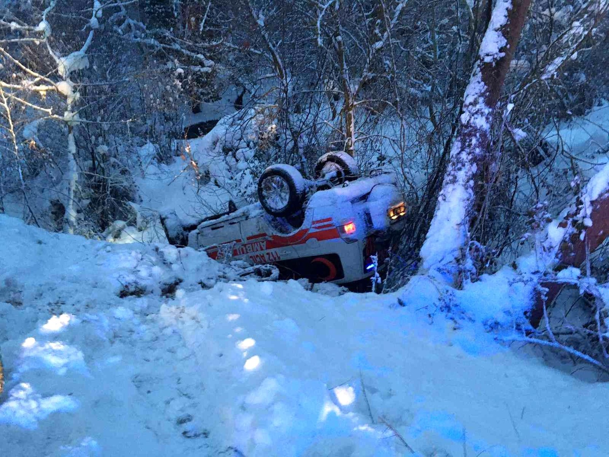 Bursa\'da ambulans kaza yaptı, personel ölümden döndü
