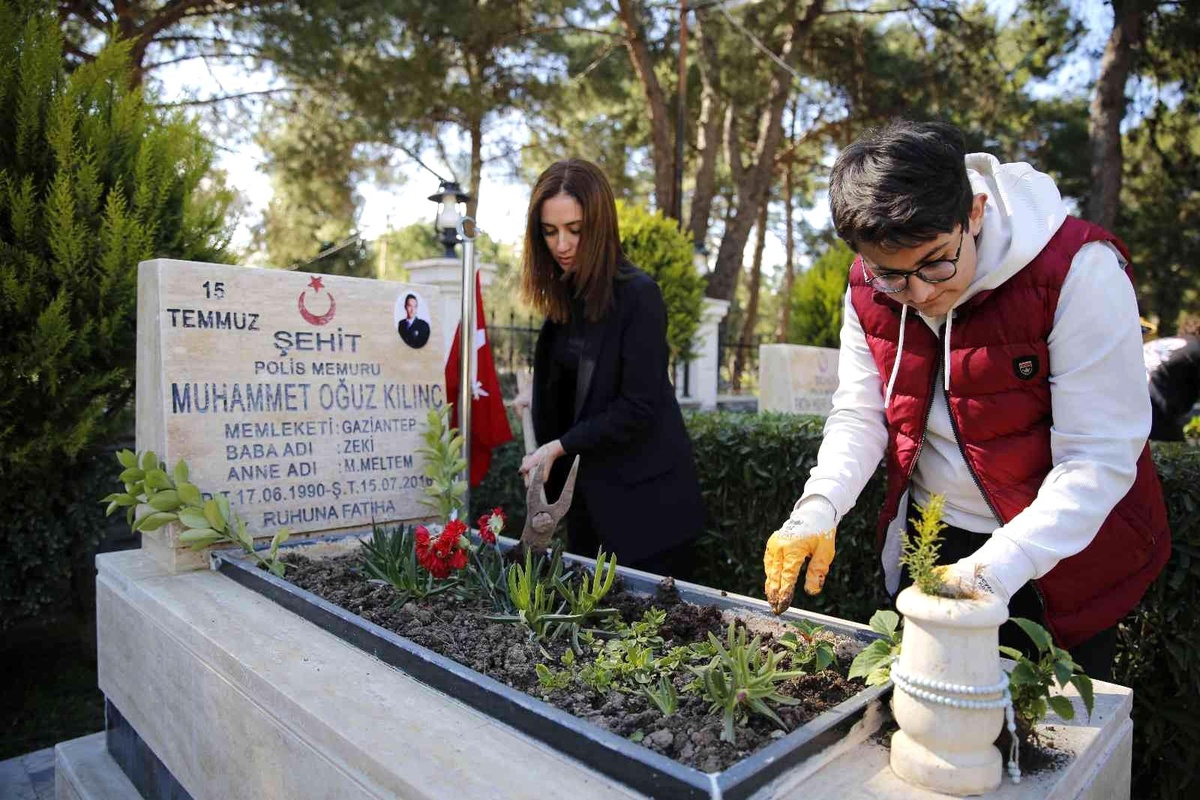 Son dakika haberi... Büyükşehir Gençlik Meclisi üyeleri ve minik izciler şehitliğe çiçek ekti
