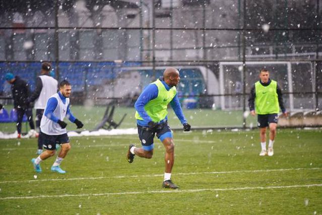 Çaykur Rizespor Kaptanı Selim Ay: Zor diye teslim olacak halimiz yok