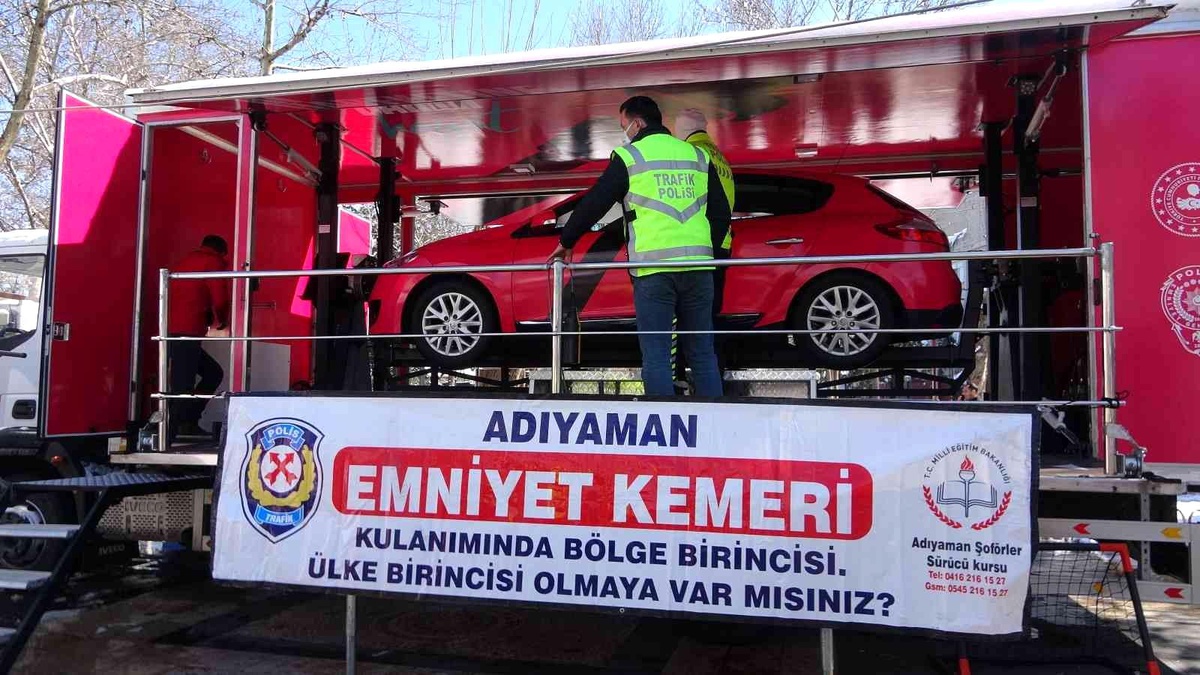 Son dakika haberi | Emniyet kemeri takmayan sürücülere kaza anları simülatör ile gösterildi