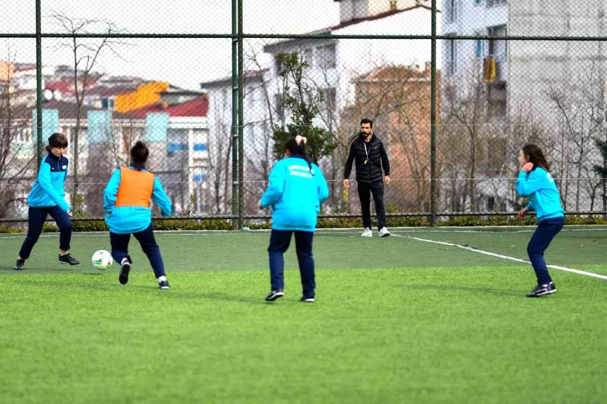 Esenyurt\'ta kız çocuklarına özel futbol kursu