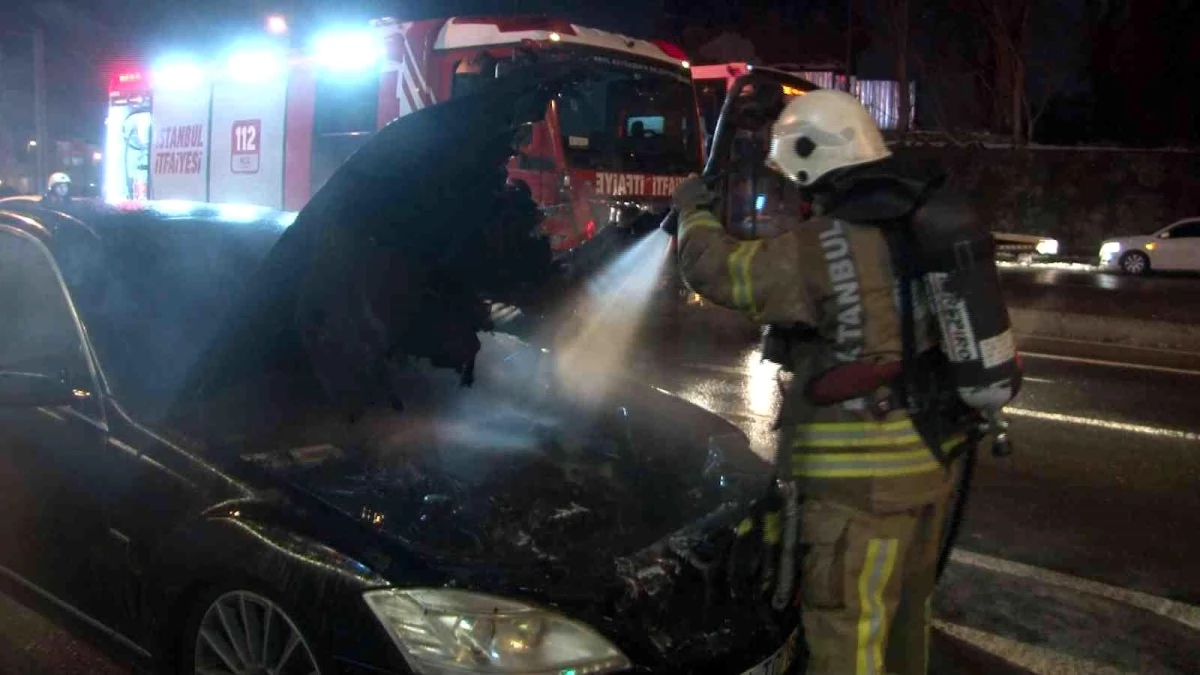 Fatih'te seyir halindeki otomobil alev alev yandı