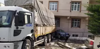 Son dakika... Küçükçekmece'de feci kaza kamerada: Freni boşalan kamyon sürüklediği otomobille birlikte binaya çarptı