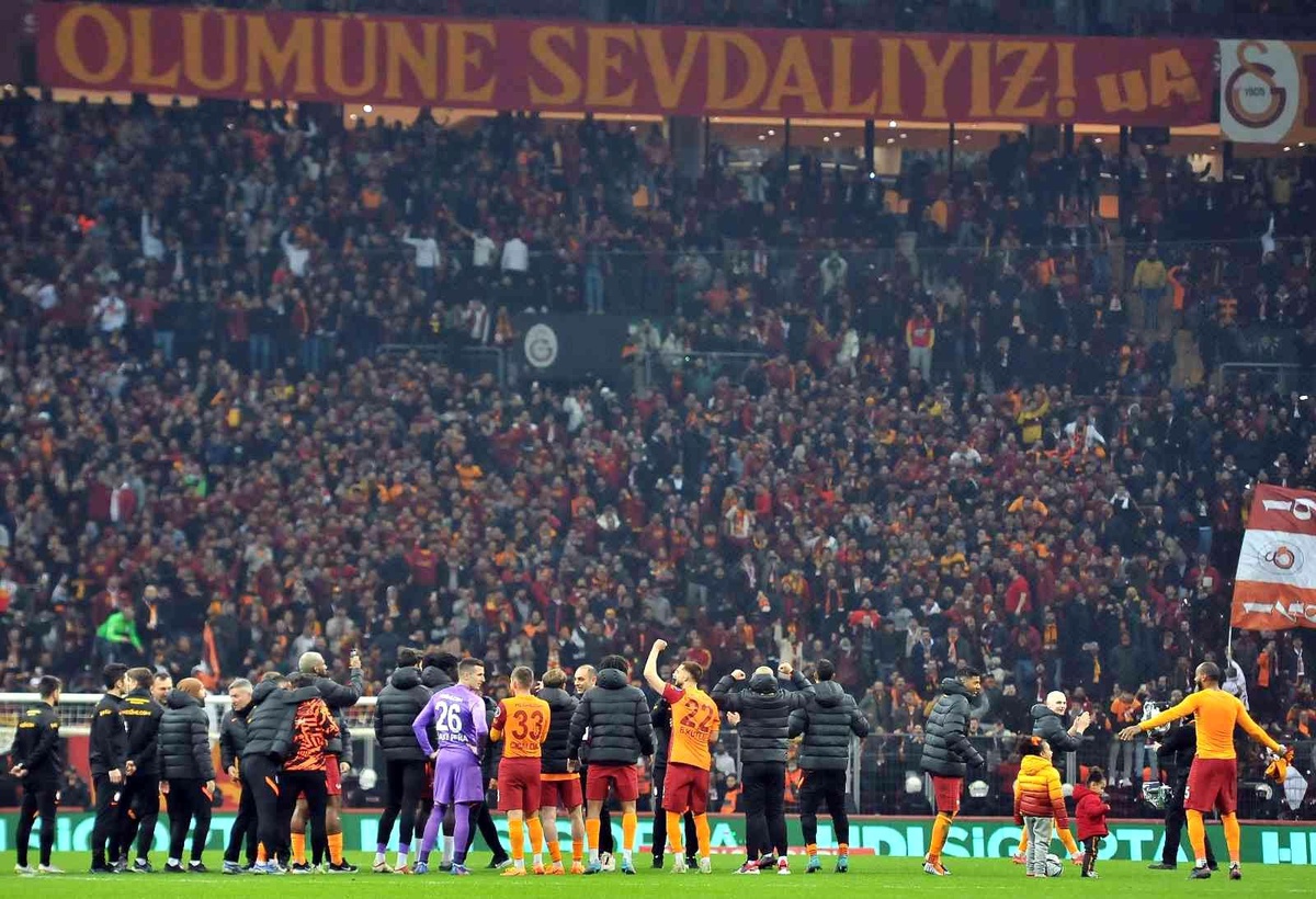Galatasaraylı futbolcular, derbi galibiyetini taraftarlarla kutladı