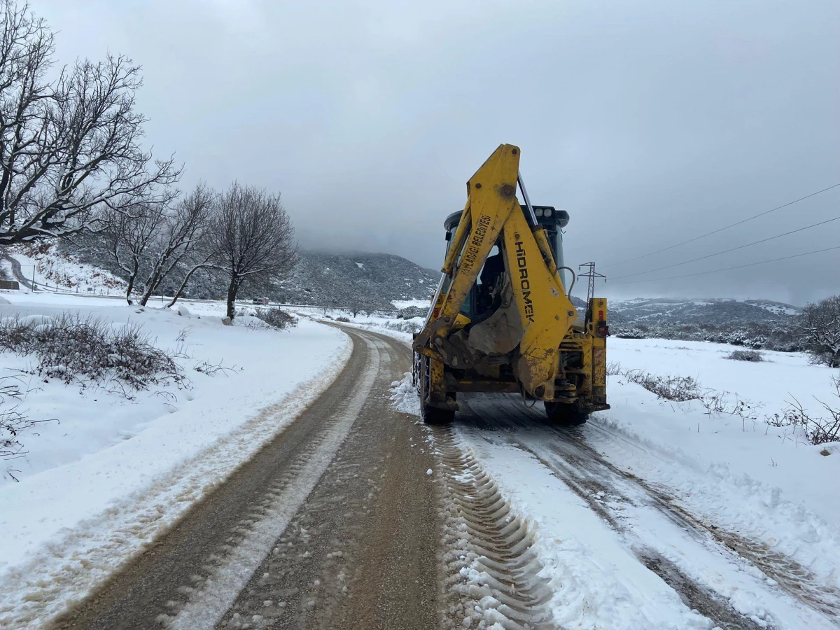 Hatay\'da kar nedeniyle kapanan mahalle yolları ulaşıma açıldı