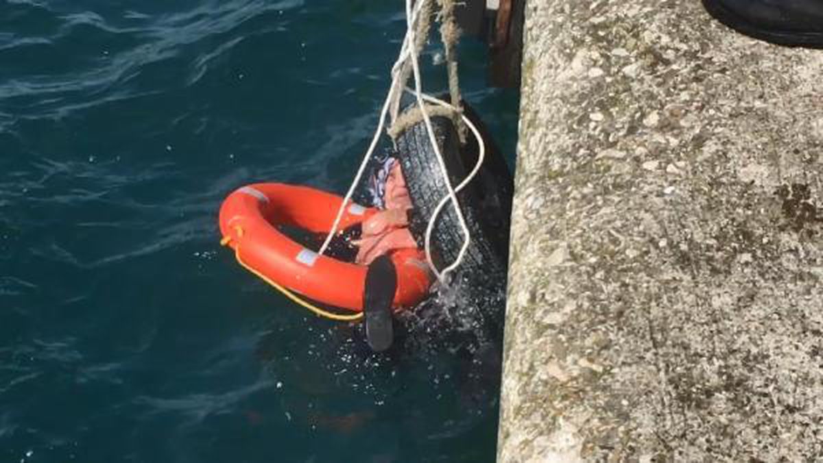 Son dakika haber: İskeleden düşen kadını su altı polisleri kurtardı
