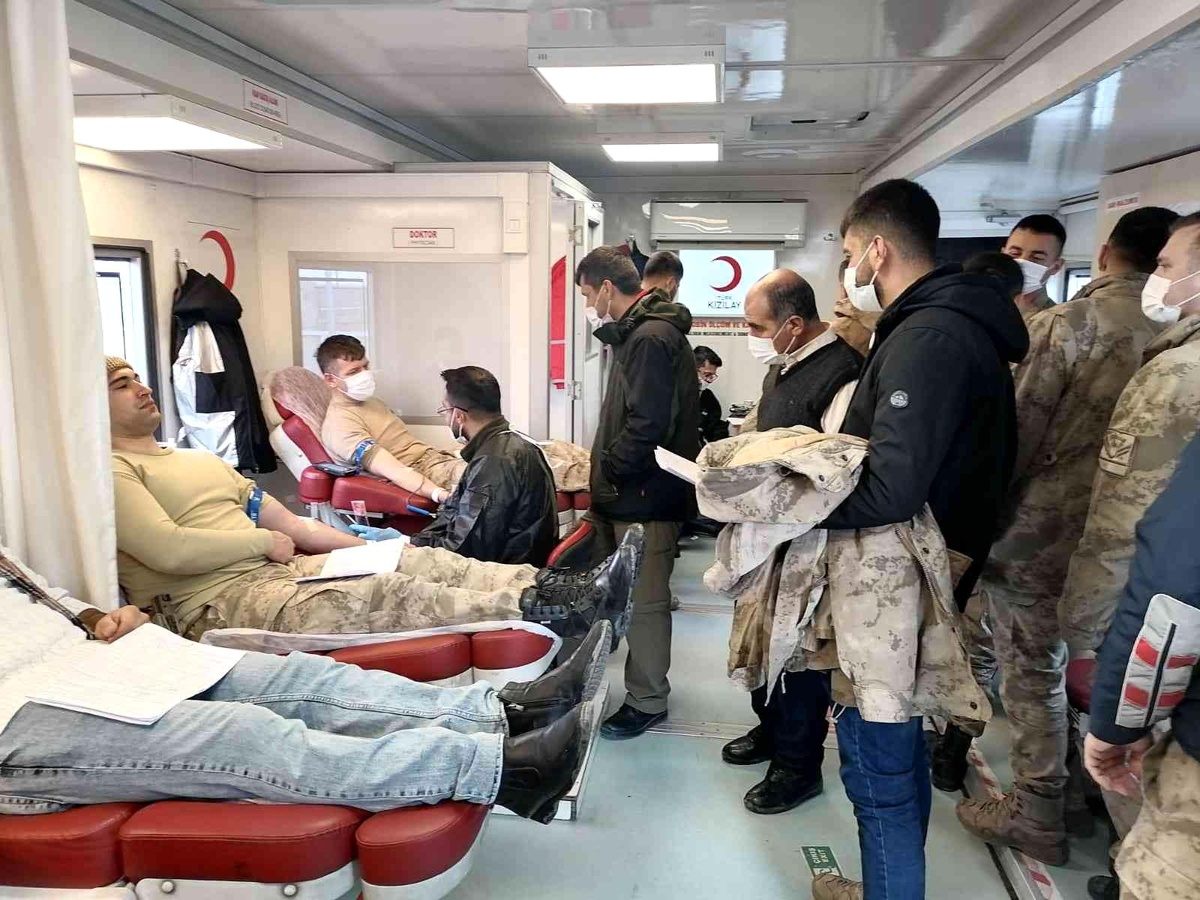 Jandarma personellerinden Kızılay\'a kan bağışı