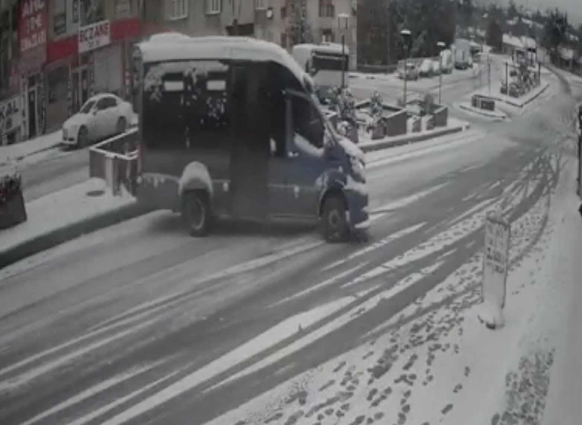 Son dakika haber | Karabük\'te dolmuşun buzlu yolda kayması kameraya yansıdı