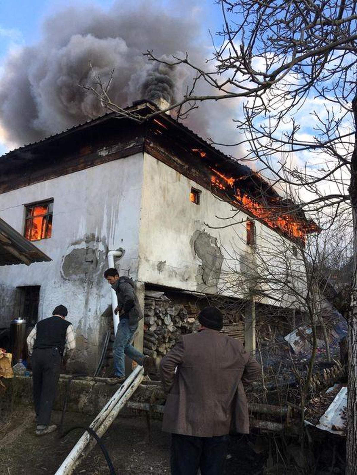 Son dakika haberleri! Kastamonu\'da iki katlı evde korkutan yangın