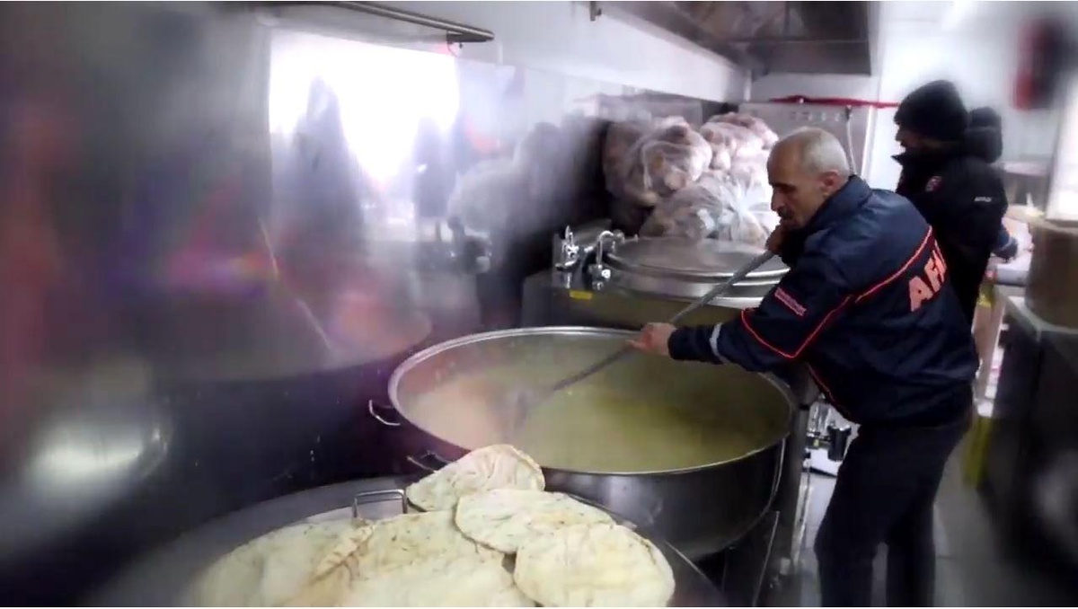 Kocaeli Büyükşehir Belediyesi\'nin yemek tırı Ukrayna sınırında