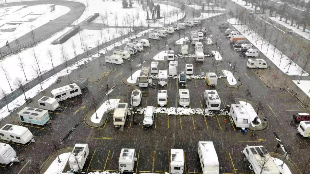 Maltepe sahilde kaldıkları karavanlarda karın keyfini çıkarıyorlar- Karlı havaya rağmen Maltepe sahilde karavanda kalanlar havadan görüntülendi