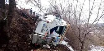 Minibüs ile otomobil çarpıştı: 17 yaralı