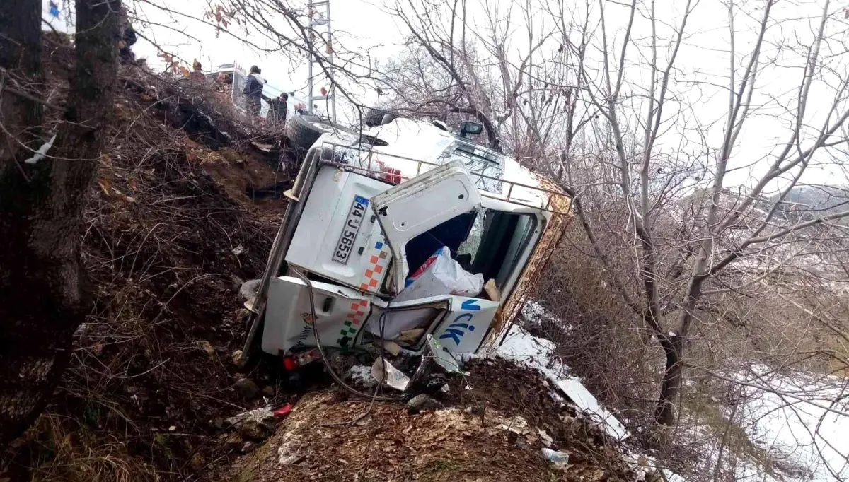 Minibüs ile otomobil çarpıştı: 17 yaralı