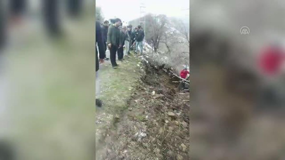 Minibüsle otomobil çarpıştı, 15 kişi yaralandı