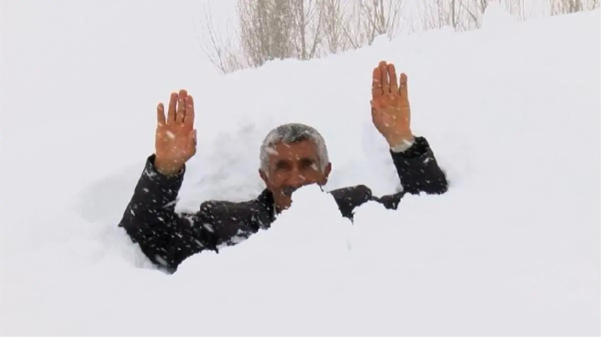 Muş\'ta evlerinden tünel kazarak çıkıyorlar! Yoğun kar yağışı 2 metreyi aştı