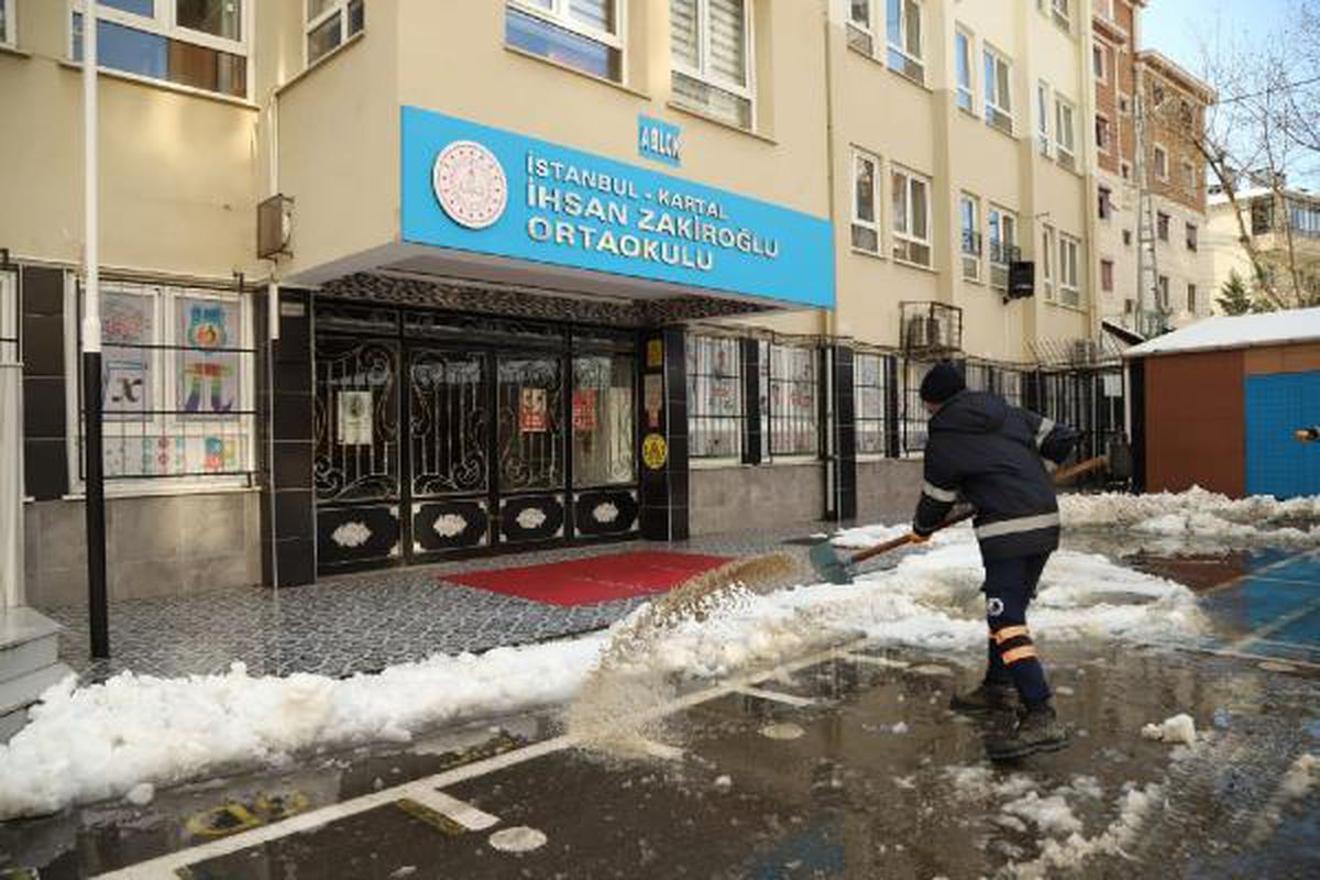 Okul bahçelerindeki karlar temizlendi